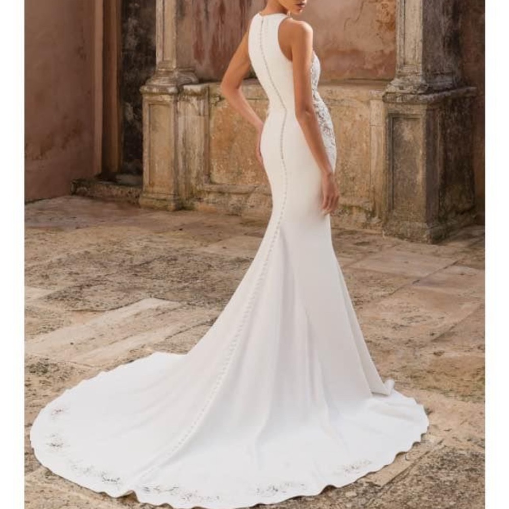 Sophisticated Ivory Lace Wedding Dress